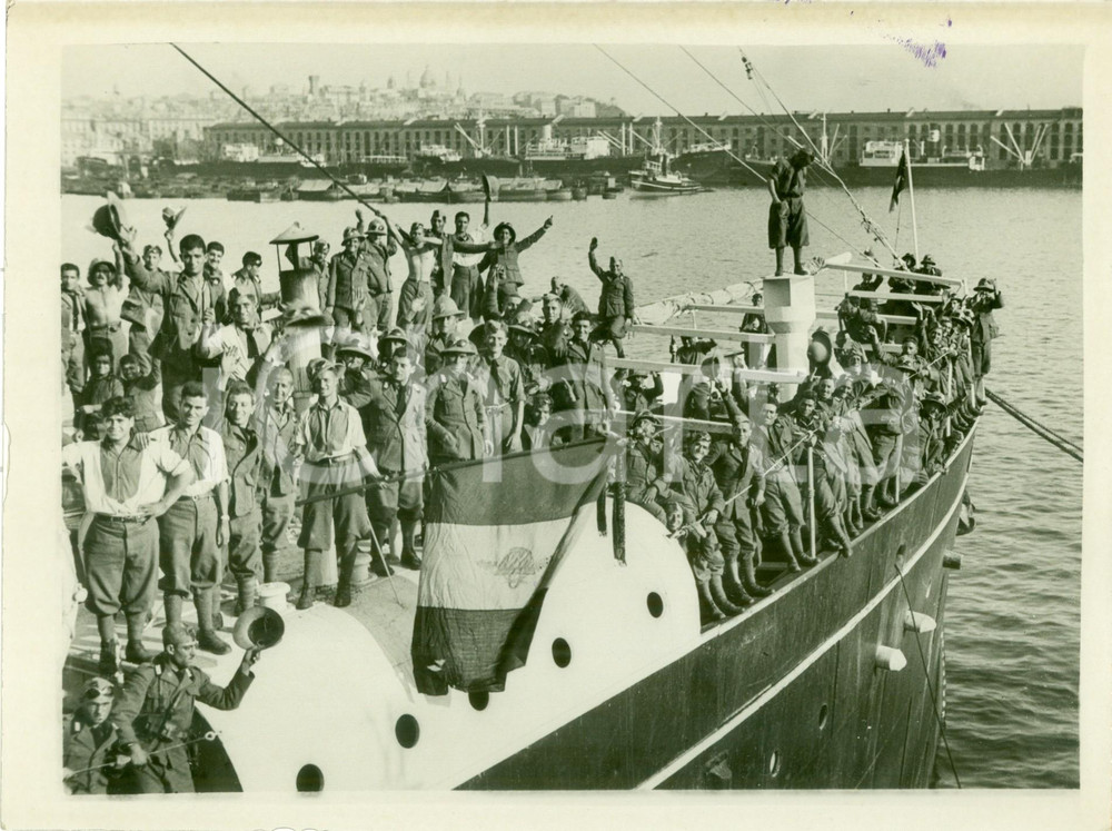 Fotografia d epoca originale 1935 GENOVA Noi tiriamo diritto Volontari AOI imbarcati su piroscafo MERANO Foto 1