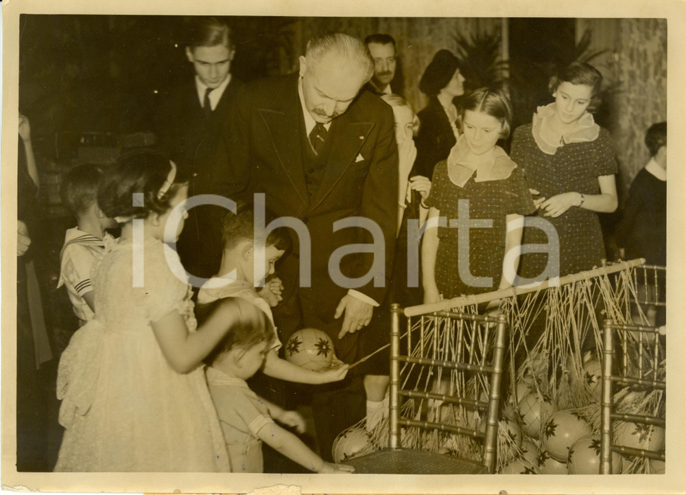 Fotografia d epoca originale 1937 PARIS F Natale all ELISEO  Albert LEBRUN distribuisce regali a bambini 1