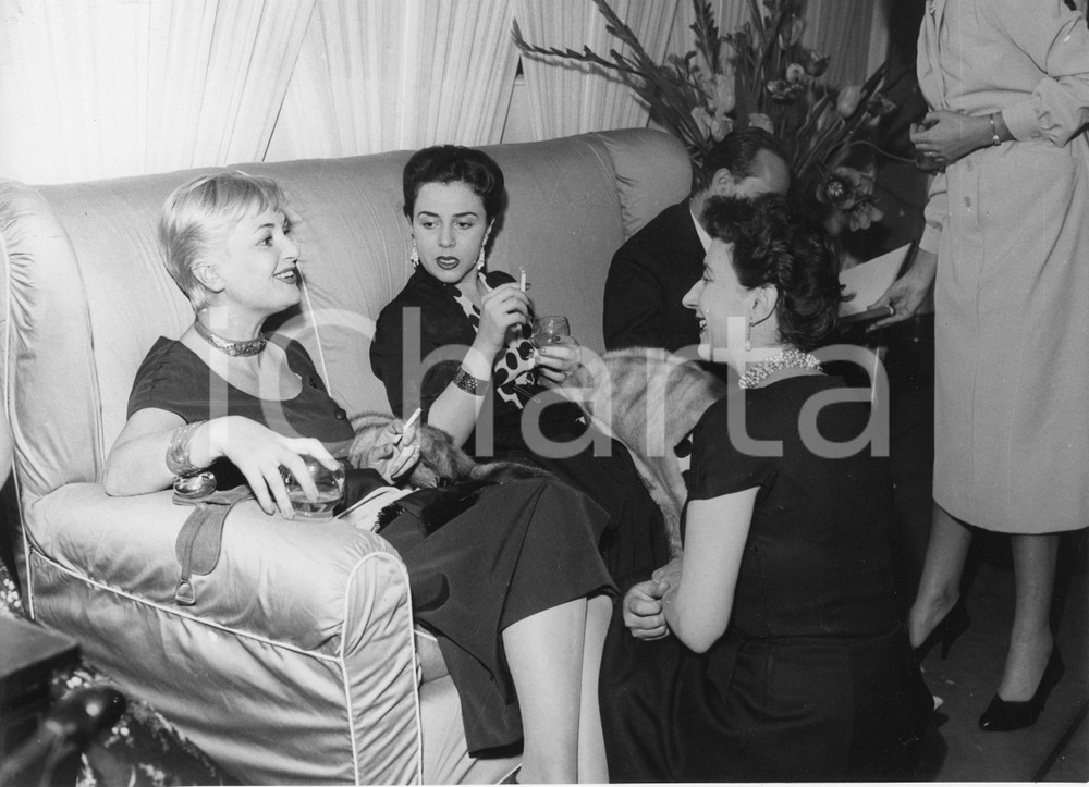 1955 SANREMO Rally del Cinema - Elena GIUSTI a un ricevimento *Foto 24x18 cm 1955Fotografia vintage rara d'epoca.Timbro archivio Publifoto Genova al verso.FORMATO: 24x18 cm CONDIZIONI: FAIR (lieve increspatura e difetti di stampa)ICHARTA mette in vendita le stampe vintage della collezione Publifoto Genova, per la maggior parte inedita o in tiratura di pochi esemplari. Si tratta di un'ottima opportunit&agrave; di investimento per i collezionisti di fotografie d'epoca.    originale e autentica 1