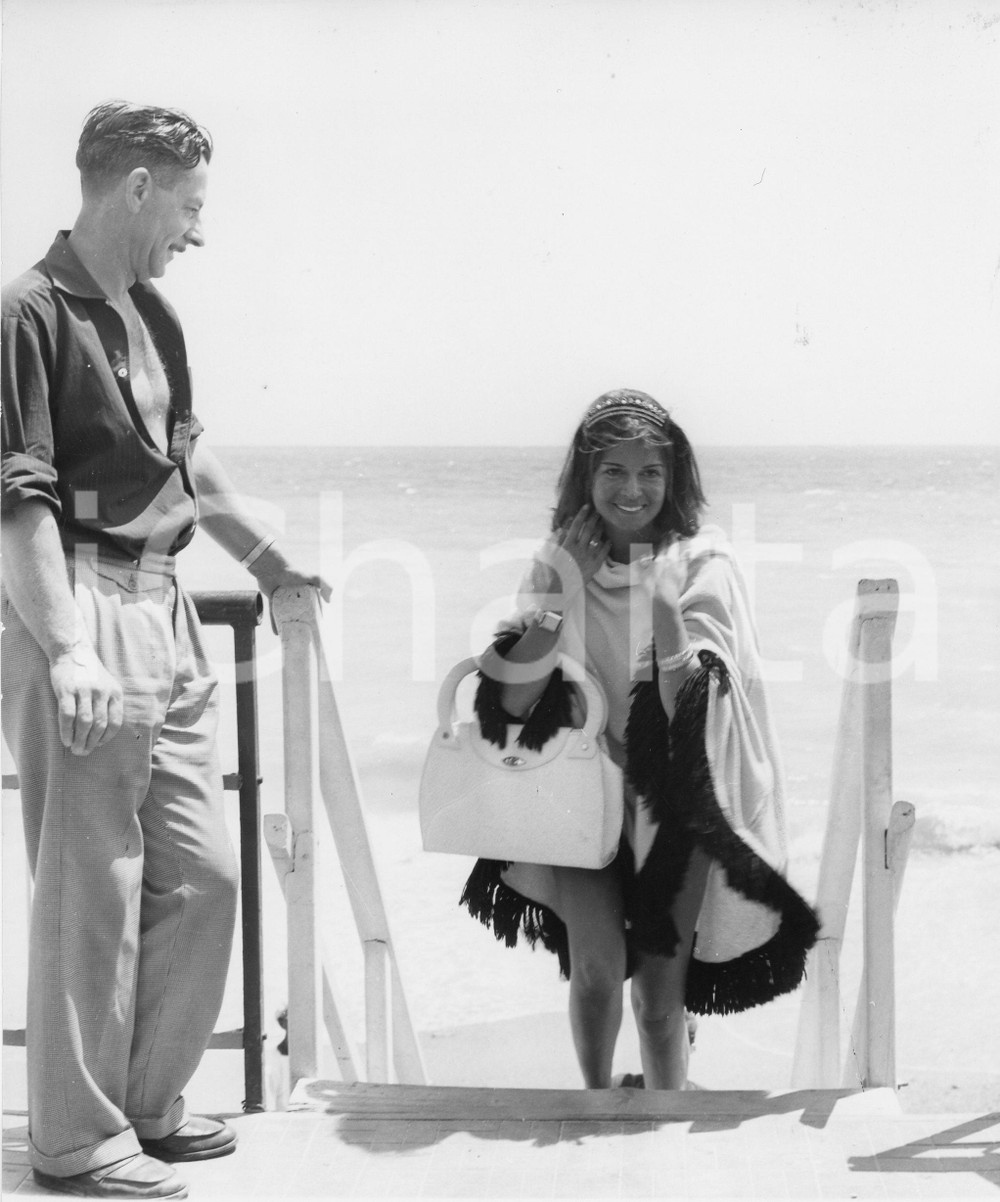1961 SPOTORNO Attrice Eva BARTOK in spiaggia (5) Foto vintage 18x21 cm 1961Fotografia vintage rara d'epoca.Timbro archivio Publifoto Genova al verso.FORMATO: 18x21 cm CONDIZIONI: G (lievi difetti di stampa)ICHARTA mette in vendita le stampe vintage della collezione Publifoto Genova, per la maggior parte inedita o in tiratura di pochi esemplari. Si tratta di un'ottima opportunit&agrave; di investimento per i collezionisti di fotografie d'epoca.    originale e autentica 1