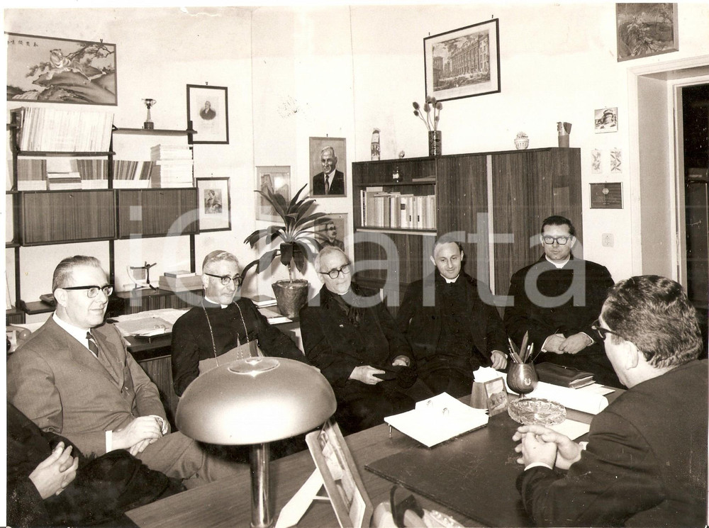 Fotografia d epoca originale 1969 PAVIA Tipografia Mario PONZIO Riunione con Mons. Antonio ANGIONI Foto 1