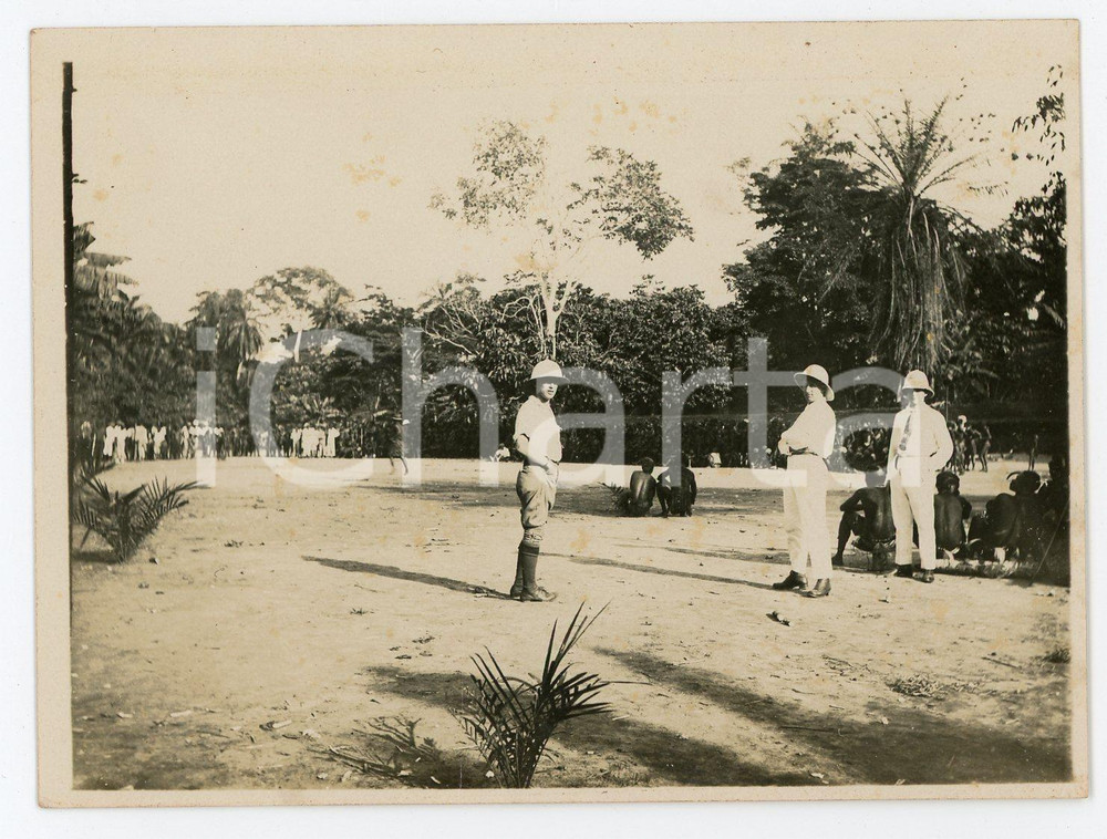 1930 ca CONGO BELGE Belgians visiting a village - Photo 12x9 cm Fotografia d'epoca. POOR/danneggiato Piegatura centrale Formato: 12x9 originale e autentica 1