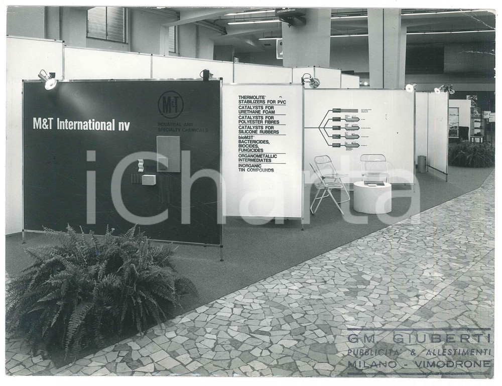 Fotografia d epoca originale 1972 FIERA DI MILANO Stand M&T INTERNATIONAL NV Chemicals  Foto 24x18 cm 1