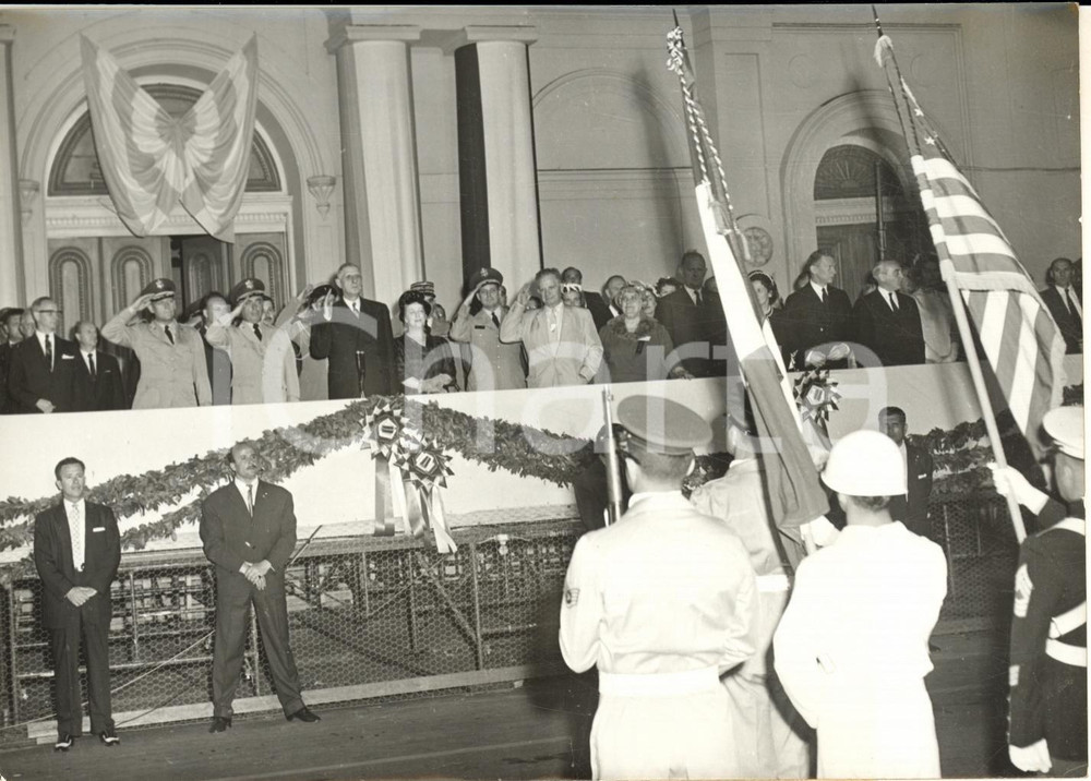 1960 NEW ORLEANS St. Louis Cathedral - Gen. DE GAULLE saluta le bandiere *Foto