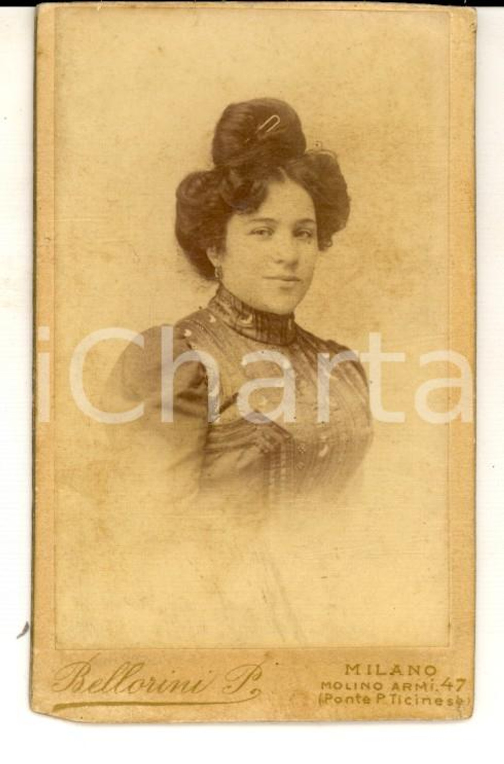 Fotografia d epoca originale 1880 ca MILANO Donna con acconciatura raccolta Foto Paolo BELLORINI CDV 1