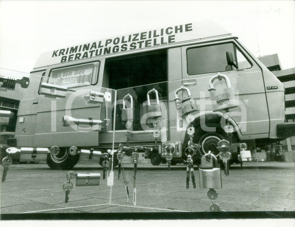 Fotografia d epoca originale 1979 BONN Camionetta della Polizia Criminale per la sicurezza domestica FOTO 1