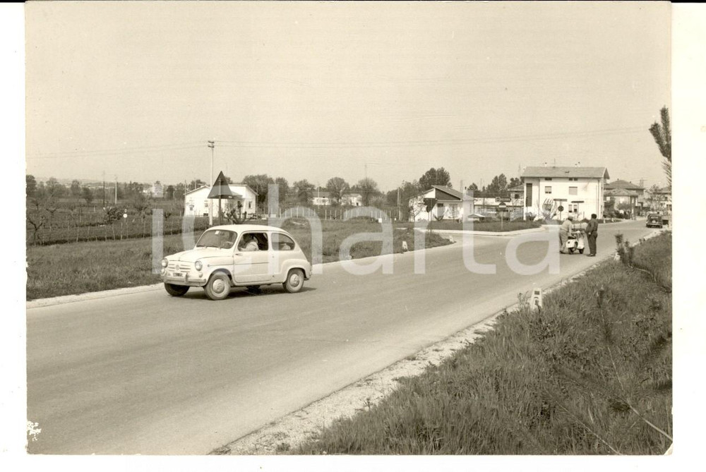 Fotografia d epoca originale 1970 ca AREA DI PESARO Strada rurale con FIAT 600 e VESPA Foto  VINTAGE 15x11 1