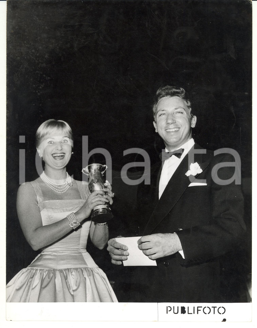 1955 SANREMO Rally del Cinema - Premiazione Elena GIUSTI e Mike BONGIORNO *Foto