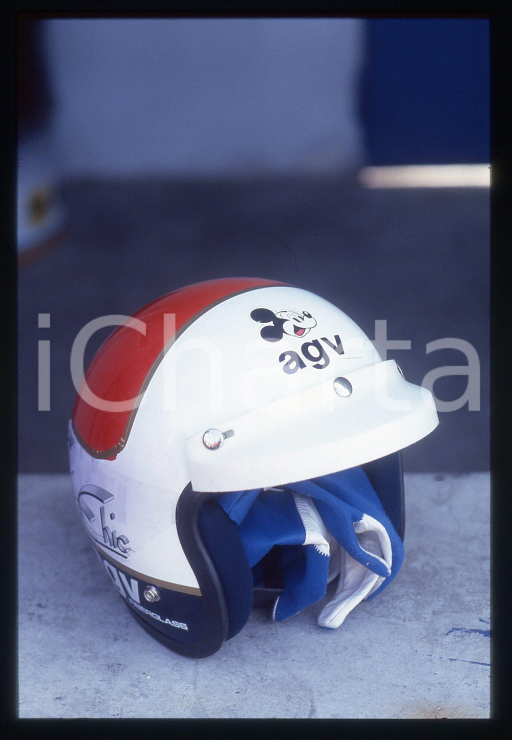 35mm vintage slide* 1986 360 KM MONZA Casco auto racing Fulvio BALLABIO TOPOLINO   CONDIZIONI: GOODTutti i diritti riservati.E' severamente vietata la riproduzione. ICharta mette in vendita, sul negozio eBay e in esclusiva sul sito "icharta" il proprio archivio composto da numerose diapositive e negativi fotografici d'epoca, tutti originali e autentici, che attraversano la storia del costume italiano tra gli la fine degli anni Sessanta e Novanta.Si tratta di uno sguardo inedito sull'attualit&agrave;, la politica, la vita quotidiana, il gossip e la cultura, che fotografa il cambiamento della nazione in quest'ultimo scorcio del XX secolo. Un'occasione unica per il mercato del collezionismo, che vede finalmente disponibile un archivio eccezionale per vastit&agrave;, tematiche e condizioni, in un settore (il negativo fotografico e la diapositiva) di assoluta novit&agrave; e dalle interessanti prospettive di investimento.     originale e autentica 1