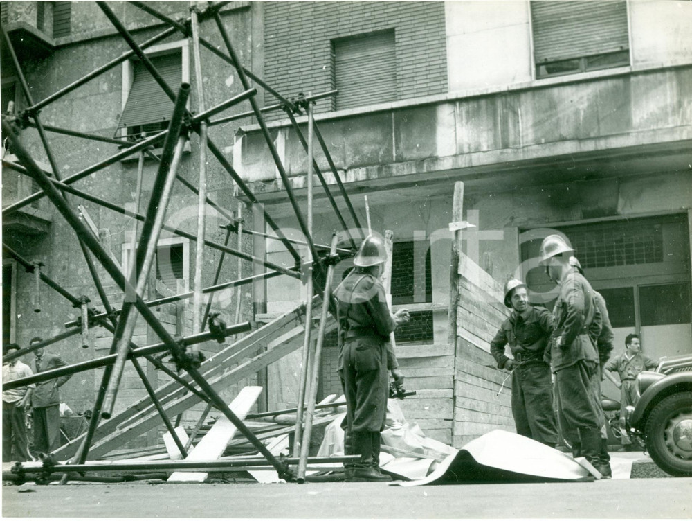 Fotografia d epoca originale 1955 ca MILANO Crollo ponteggi in VIA MARCHETTI Vigili del fuoco Fotografia 1