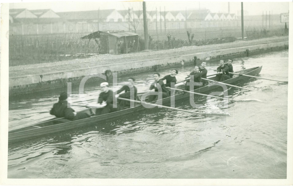 Fotografia d epoca originale 1935 ca CORSICO MI Squadra canottaggio a otto si allena su NAVIGLIO Fotografia 1