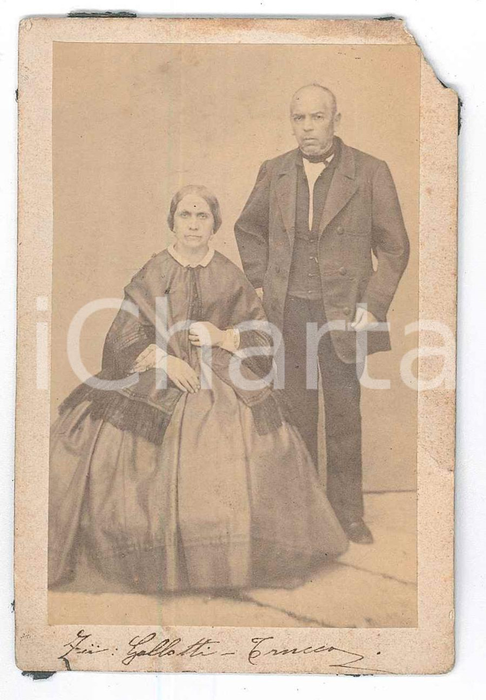 1870 ca ITALIA Ritratto dei coniugi GALLOTTI - TRUCCO - Foto CDV Fotografia d'epoca, montata su cartoncino.Didascalia manoscritta al lato inferiore. POOR/danneggiato residui cartacei al verso; mancanza angolare Formato: 6x10 cm originale e autentica 1