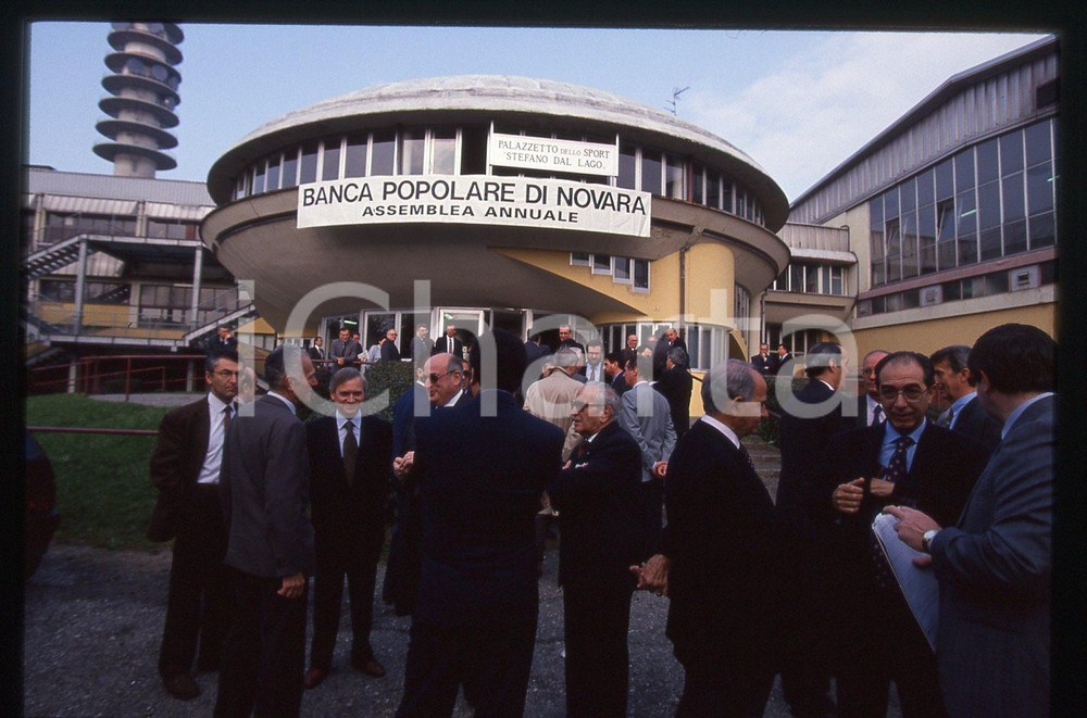35mm vintage slide* 1993 NOVARA - BPN Arrivo degli azionisti all'assemblea (13)