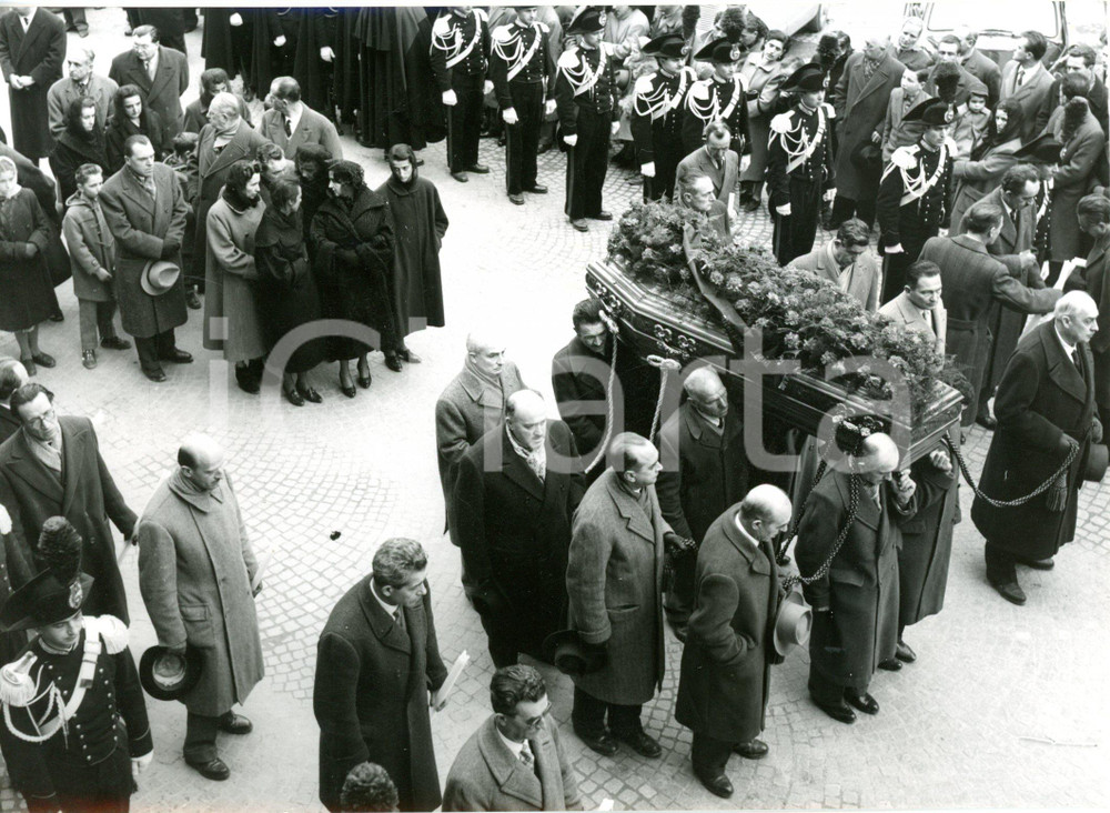 1956 MORBEGNO (SO) Funerali di Ezio VANONI - Trasporto del feretro *Foto 18x13