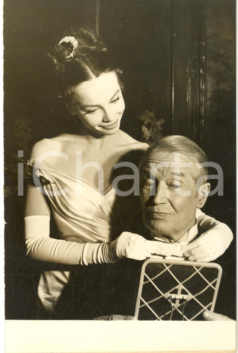 1957 CINEMA Leslie CARON sistema il papillon di Maurice CHEVALIER - Foto 12x17