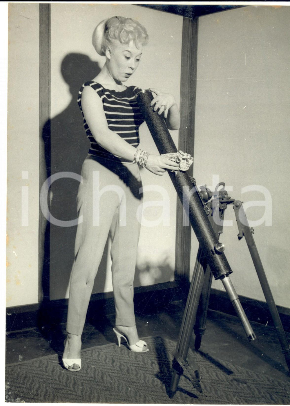 1957 LONDON Singer Billie ANTHONY star-gazing with her telescope *Photo 15x20
