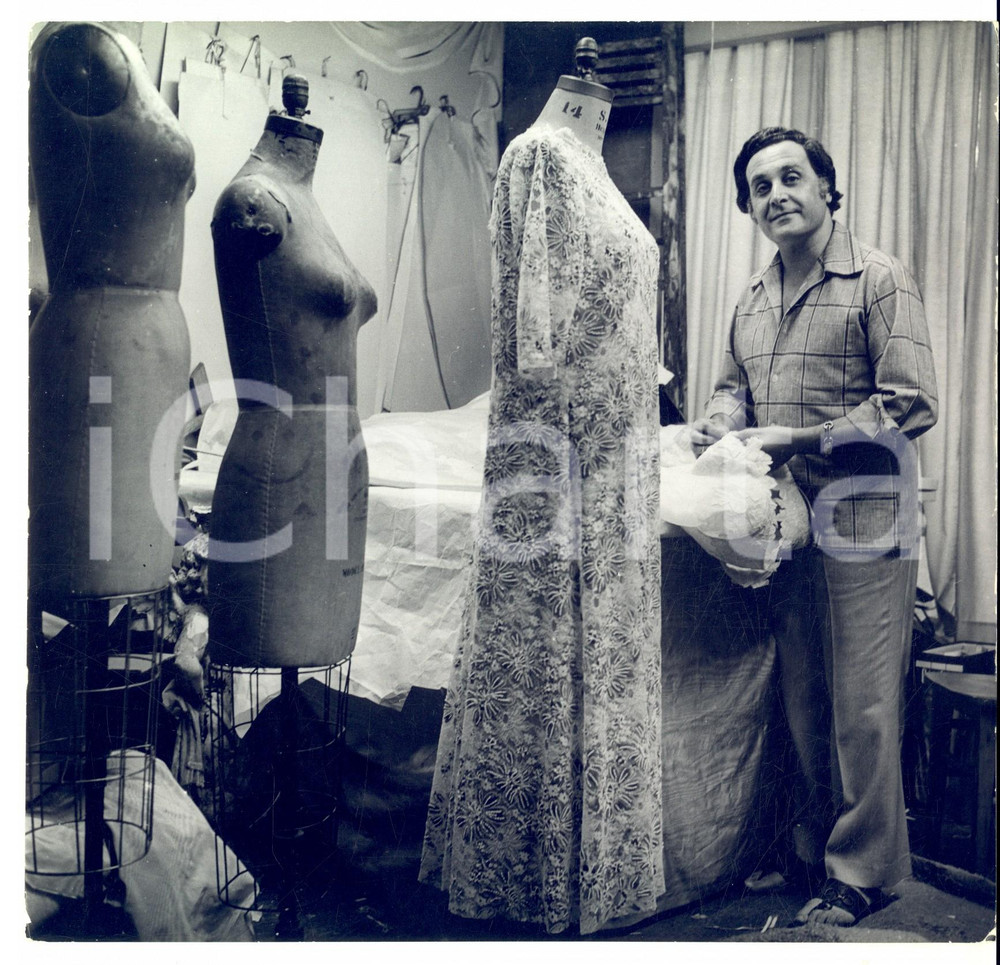 Fotografia d epoca originale 1960 ca PARIS MODA Un costumista al lavoro nel suo atelier Foto 22x21 1