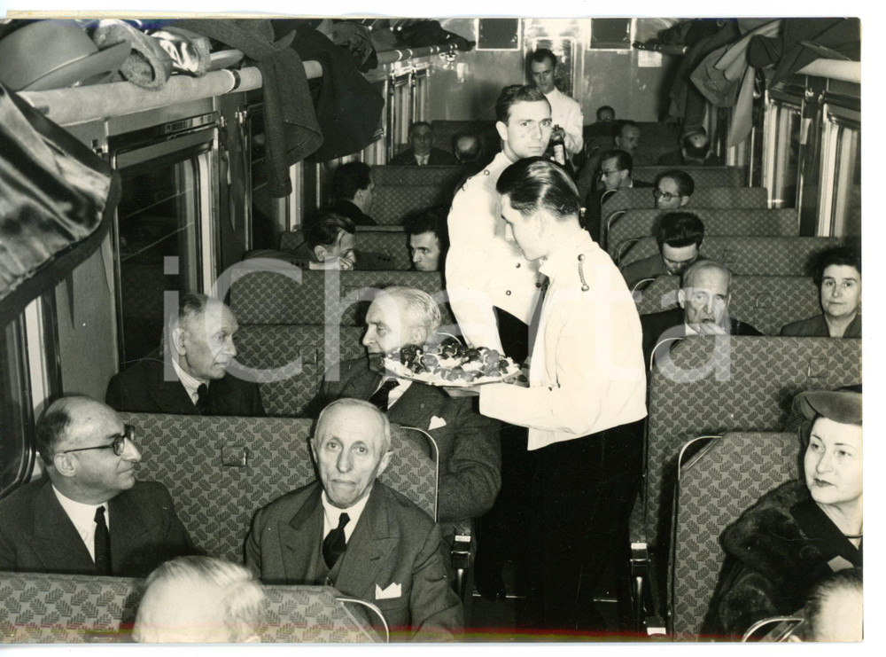 1953 TORINO-ASTI - FIAT FERROVIARIA Viaggio inaugurale - Passeggeri al rinfresco