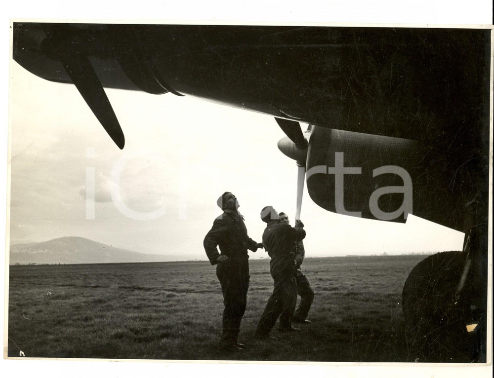 Fotografia d epoca originale 1940 ca WW2 AVIAZIONE MIlitari controllano le eliche di un velivolo Foto 24x19 1