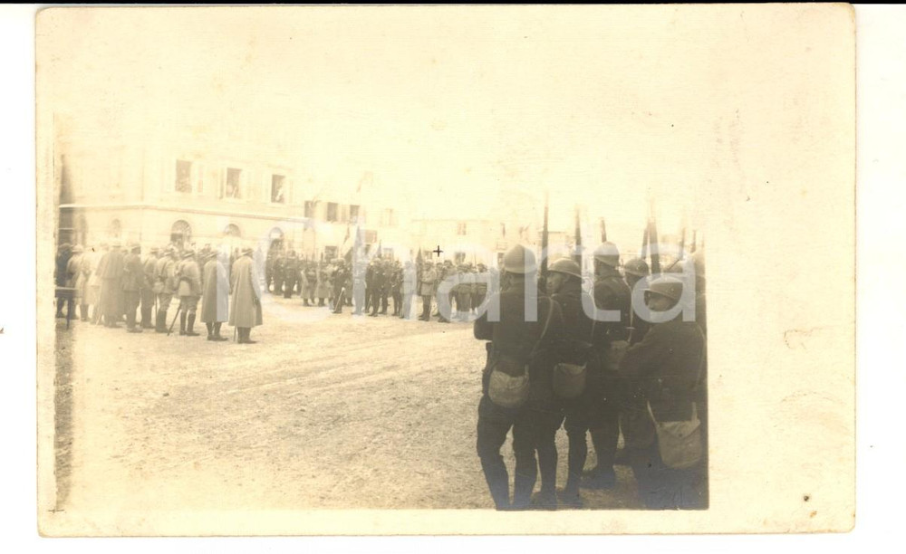 1920 FRANCE Cérémonie militaire dans la place d'une ville - Photo carte postale
