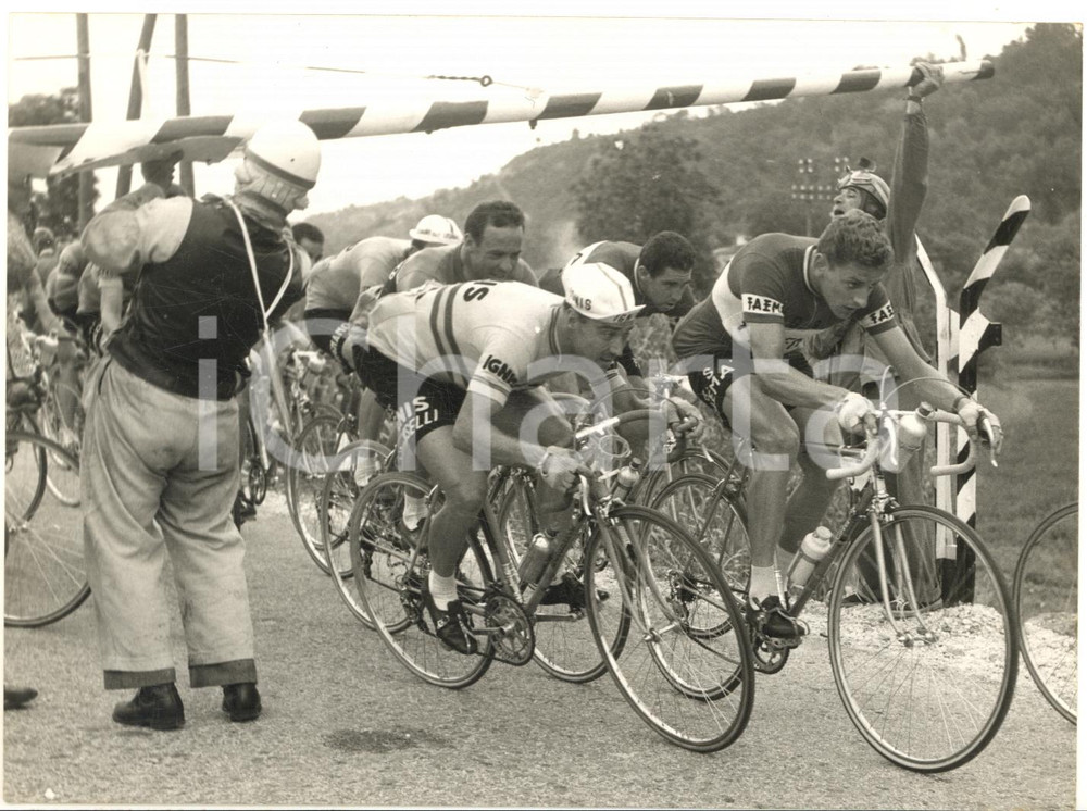 1957 CICLISMO GIRO D'ITALIA Miguel POBLET a un passaggio a livello *Foto 18x13