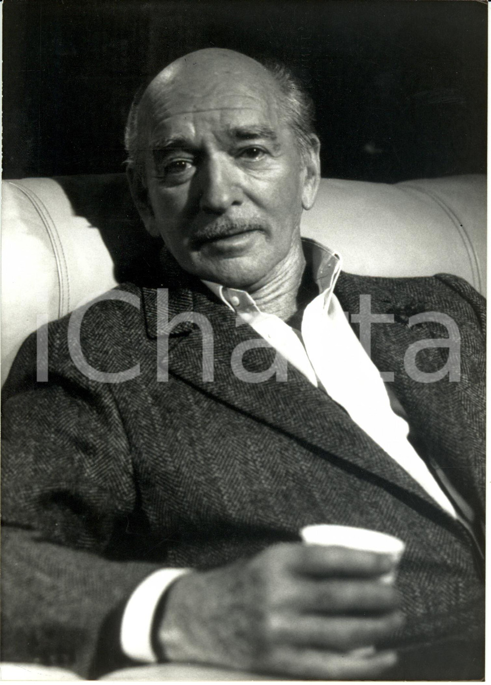 Fotografia d epoca originale 1990 PARIS Eddie BARCLAY music producer on his sofa Photograph 1