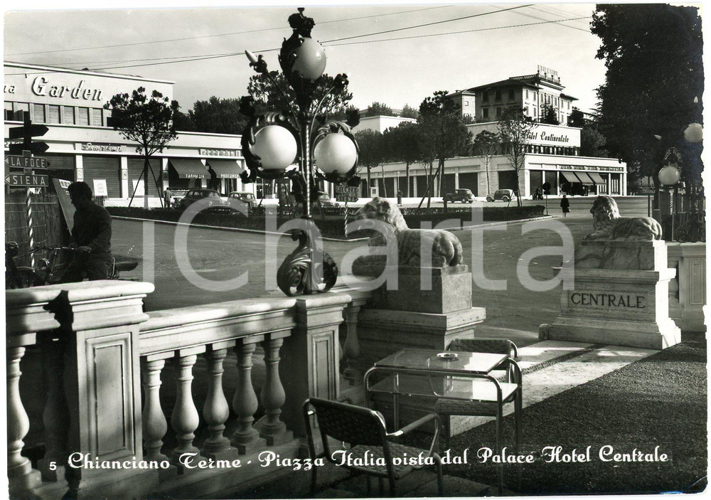 1960 CHIANCIANO TERME Piazza Italia vista dal Palace Hotel Centrale - Cartolina Cartolina d'epoca viaggiata FAIR/discreto Abrasione al margine destro Formato: 15x10 cm originale e autentica 1