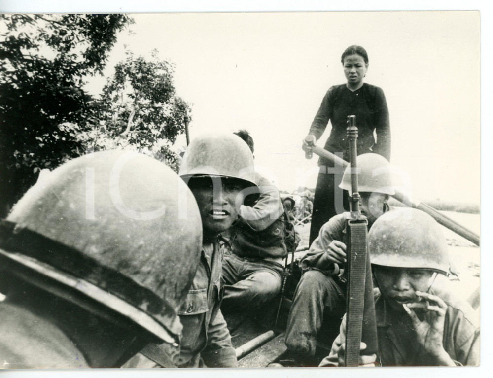 1962 GUERRA DEL VIETNAM Giovane donna traghetta pattuglia di soldati *Foto 18x13