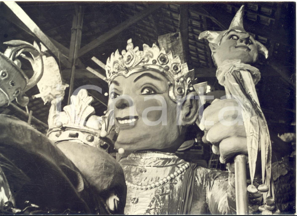 1962 CARNAVAL DE NICE Sa MajestÃ© Carnaval prÃªte pour son couronnement *Photo Fotografia d'epoca con didascalia coeva al verso.  CONDIZIONI: FAIR (piegatura al lato destro) FORMATO:  18x13 cm     originale e autentica 1