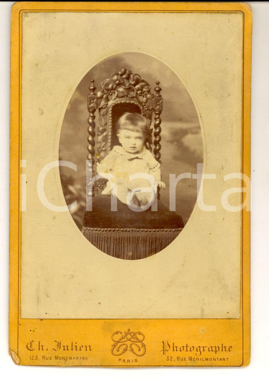 Fotografia d epoca originale 1890 ca PARIS Ritratto di bambina su poltroncina Foto Charles JULIEN 11x15 1