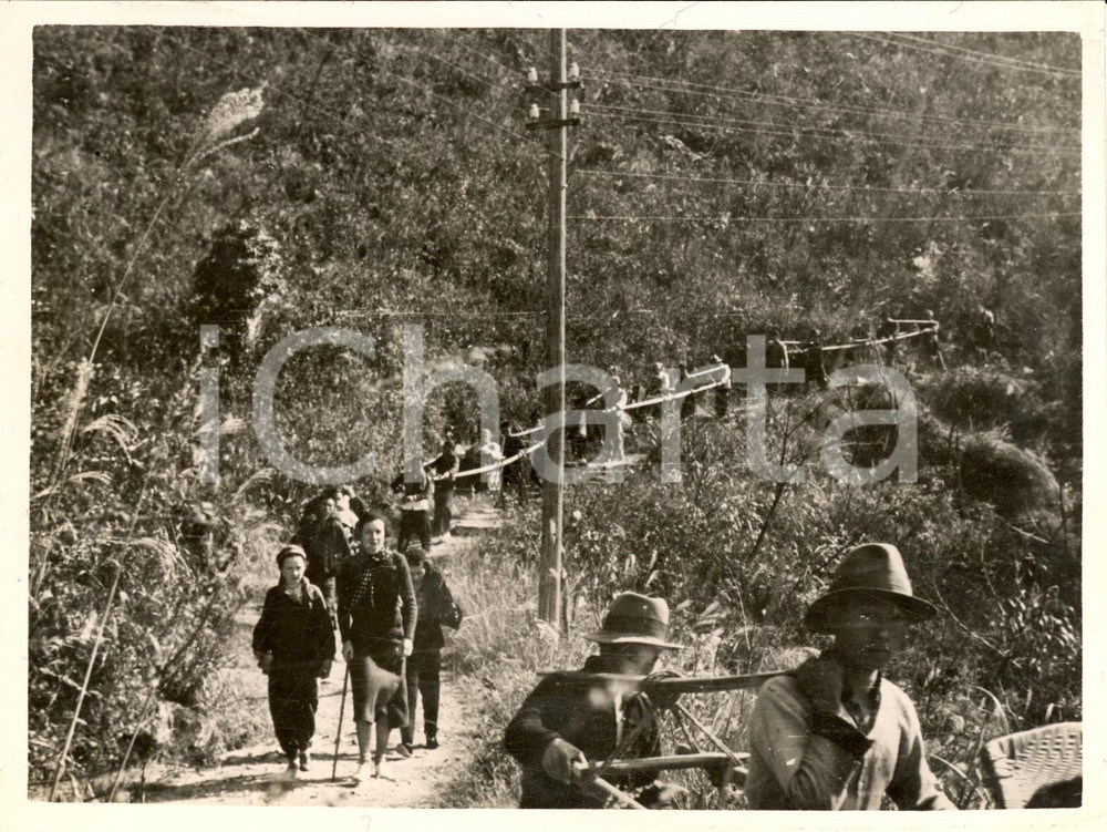 Fotografia d'epoca originale 1939 KULING (CINA) Turisti scortati per zone di guerra - Fotografia 1
