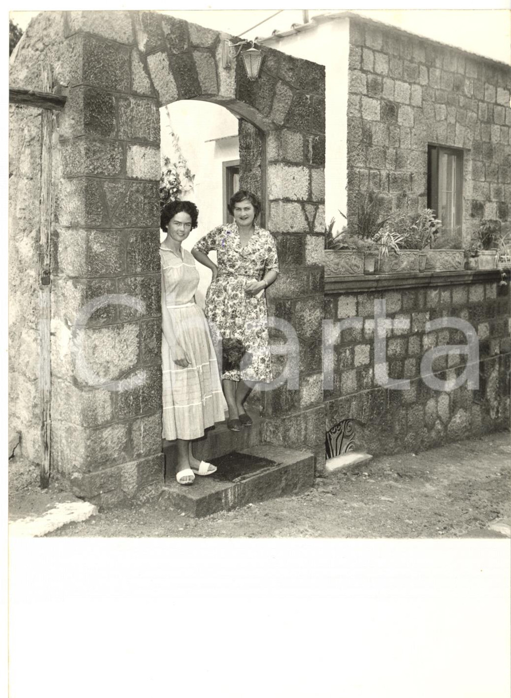 1958 ISCHIA Amely EDEN all'ingresso della casa nuziale con Cristina CAMP *Foto Fotografia d'epoca con didascalia coeva.  CONDIZIONI: G (ma minima sovraimpressione) FORMATO: 13x18 cm    originale e autentica 1