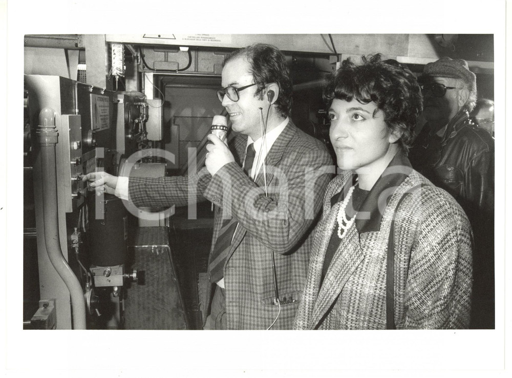 1990 ca ITALIA OGGI Direttore Marco BORSA con la moglie in sala di controllo