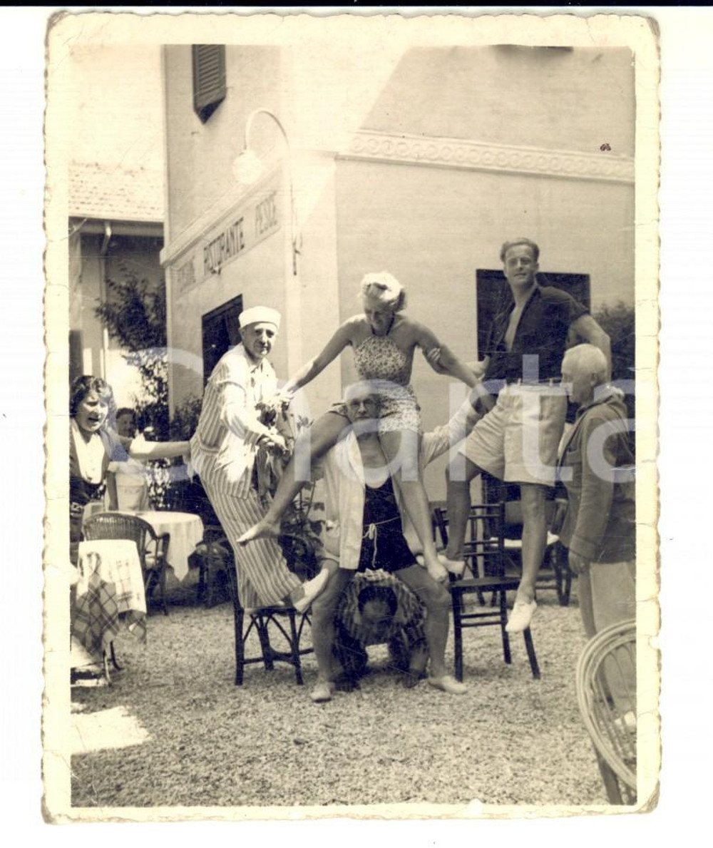 Fotografia d epoca originale 1950 ca ROMAGNA ? Un curioso gioco di famiglia Foto FELLINIANA 10x11 1
