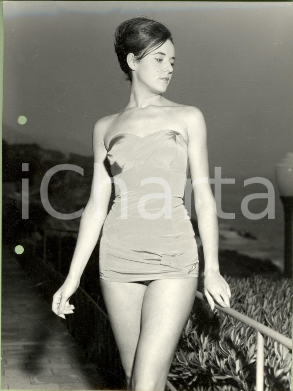 Fotografia d epoca originale 1960 STORIA DELLA MODA Modella in costume lucido lungo il mare Foto 1