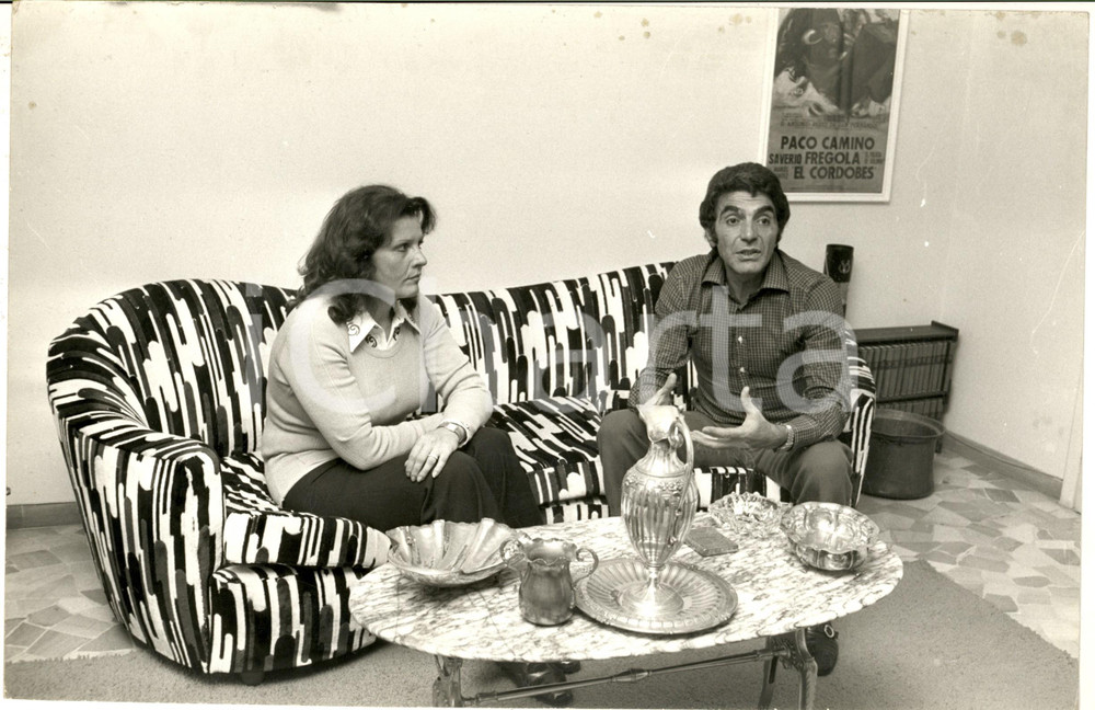 1970 ca ITALIA COSTUME Saverio FREGOLA in salotto con la moglie - Foto 30x20 cm
