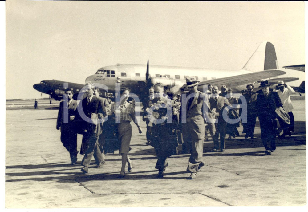 1955 ca KIEV (URSS) Arrivo all'aeroporto della delegazione italiana *Foto 18x13 Fotografia d'epoca con didascalia coeva al verso.La fotografia &egrave; relativa alla visita di una delegazione socialista italiana nella Kiev dell'ex URSS, tra universit&agrave; e mondo rurale.Facevano parte della delegazione l'on. Alcide Malagugini e Francesco Flora.  CONDIZIONI: G  CONDIZIONI: 18x13 cm    originale e autentica 1