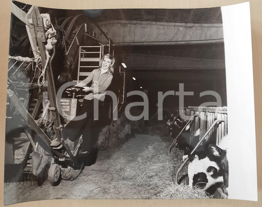 1970 ca COSTUME Soprano Mirella FRENI in una fattoria (3) Foto 40x30 cm