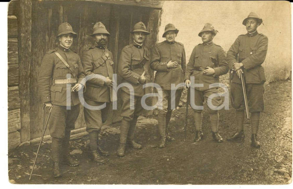 Fotografia d epoca originale 1915 ca WW1 ZONA DI GUERRA Gruppo di alpini in un villaggio  Foto cartolina 1