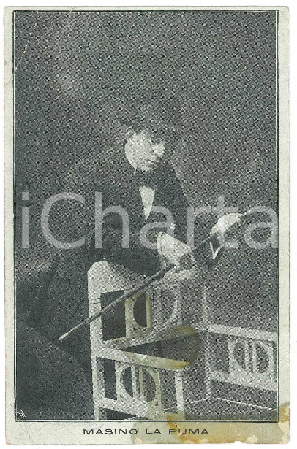 1925 ca LIRICA Tenore Masino LA PUMA - Foto seriale DANNEGGIATA 11x16 cm Fotografia seriale d'epoca. VERY POOR/gravemente danneggiato profonde piegature angolari; increspatura e macchie di umiditÃ  e di colla al lato inferiore Formato: 11x16 cm originale e autentica 1