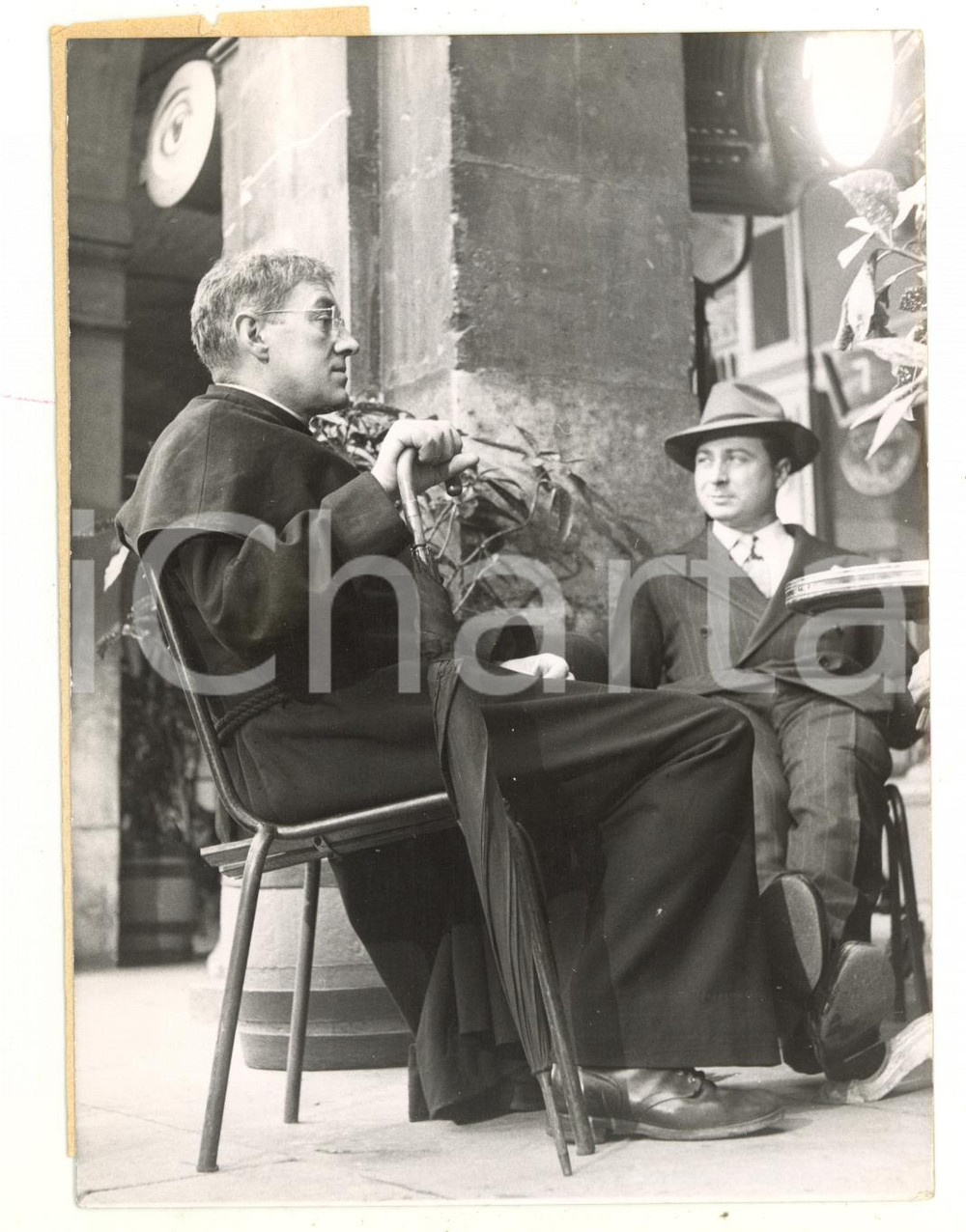 1953 PARIS "Father Brown" - Alec GUINNESS sul set *Foto 13x18 cm