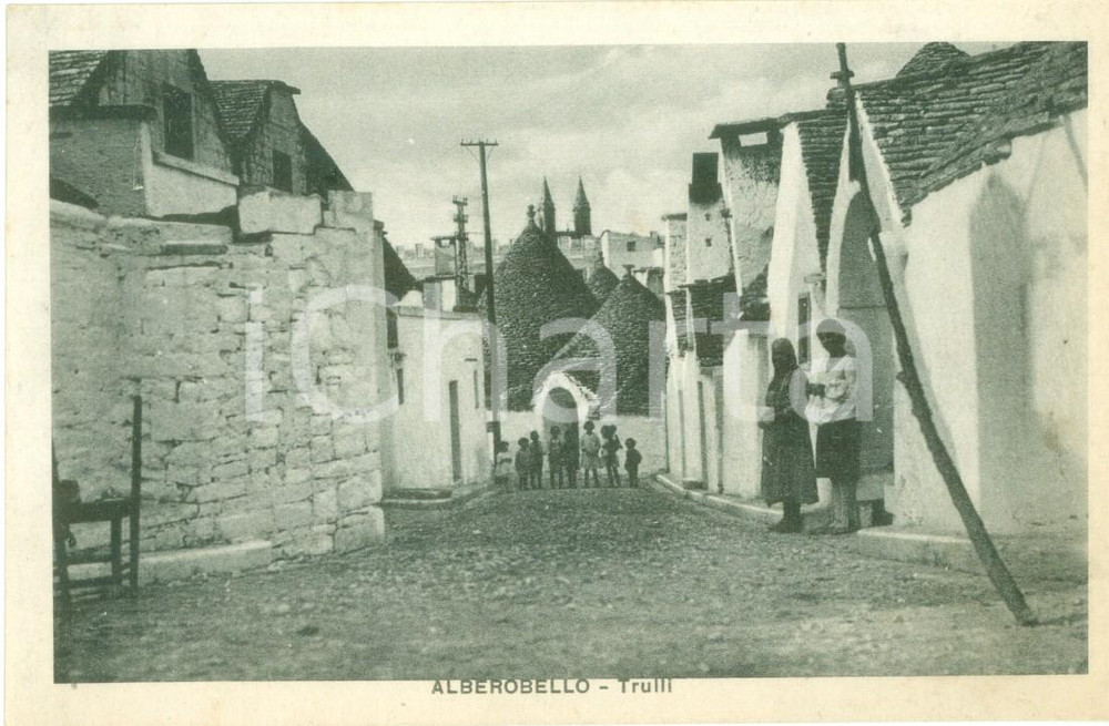 Cartolina originale da collezione 1935 ca ALBEROBELLO BA Donne anziane e bambini vicino ai trulli Cartolina FP 1