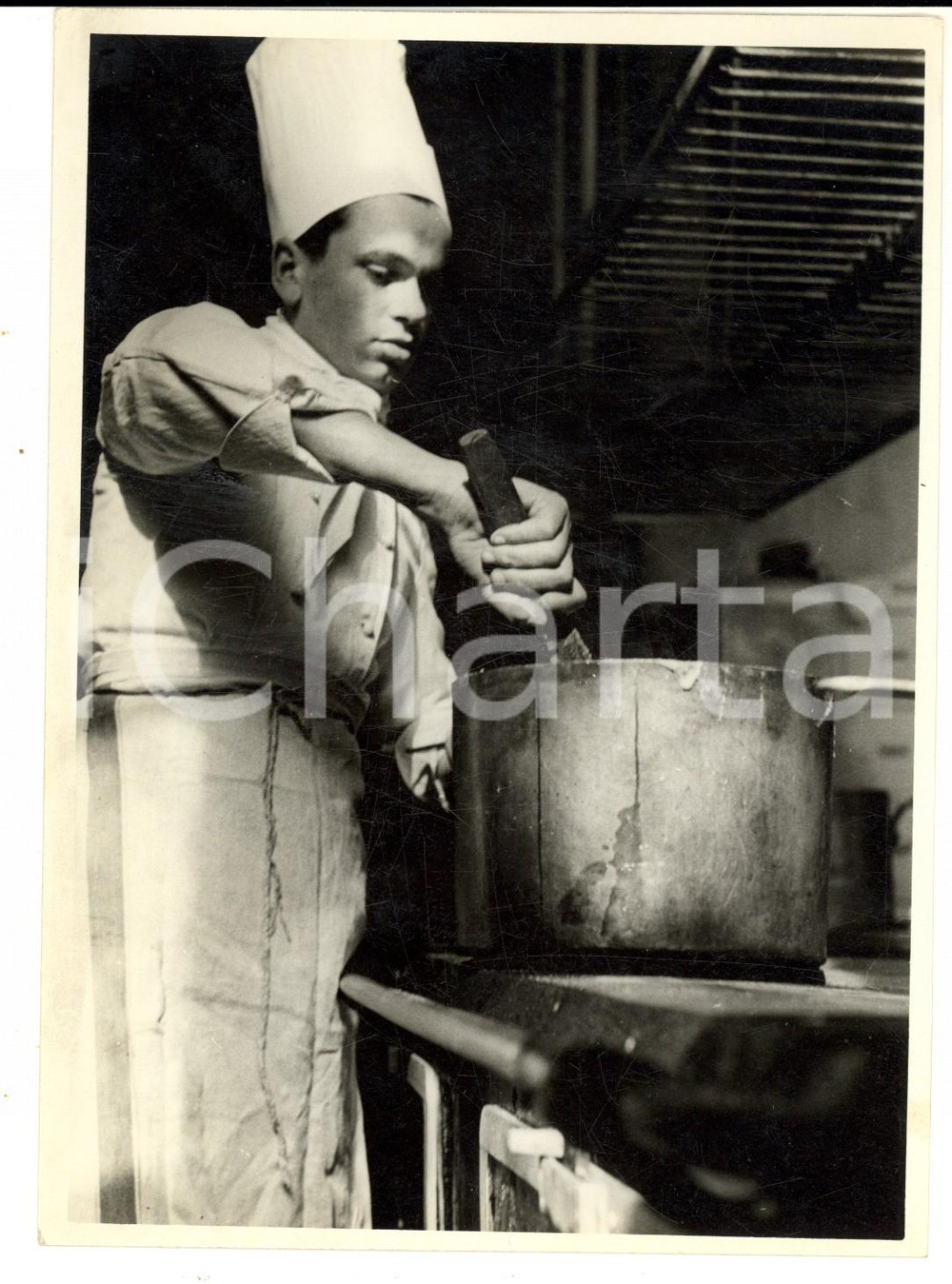 Fotografia d epoca originale 1930 ca TORINO Giovane cuoco prepara la polenta Fotografia BERTAZZINI 1
