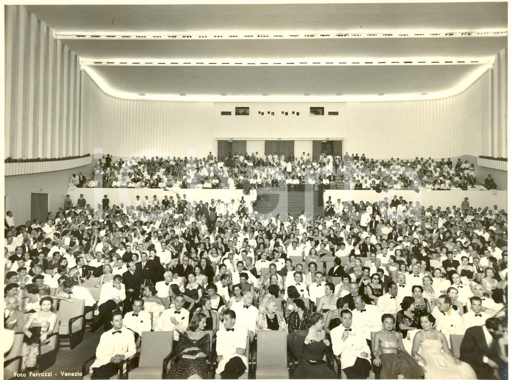 Fotografia d epoca originale 1955 VENEZIA 16 Mostra del CINEMA Pubblico attende proiezioni nella Sala Grande 1
