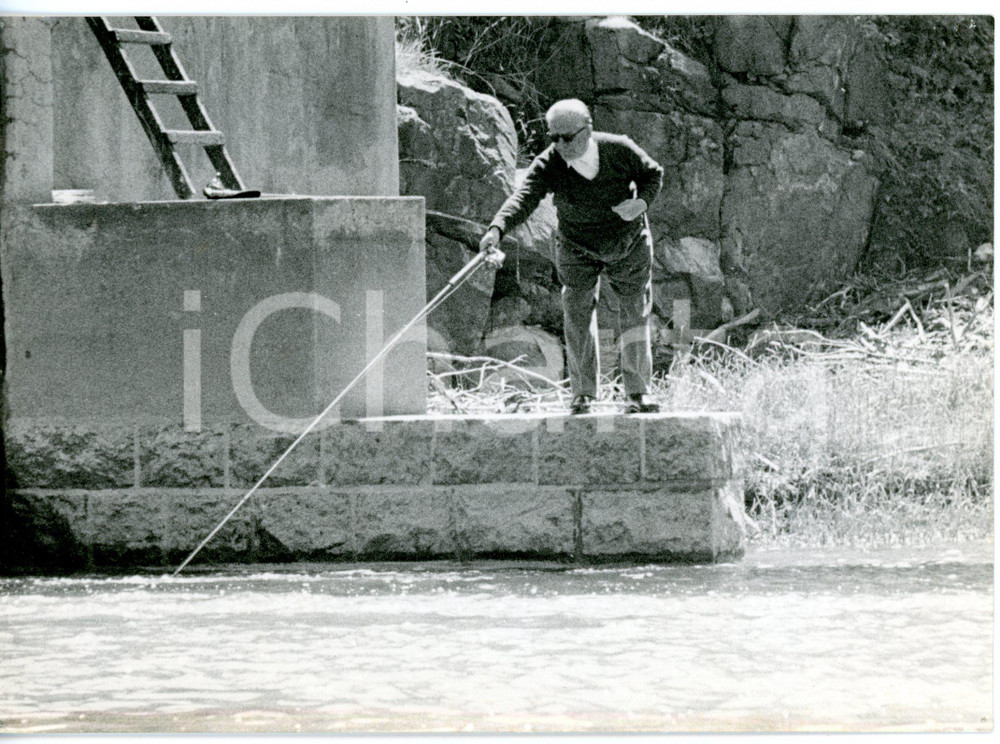 1957 SAN MARTINO DI CASTROZZA Giovanni GRONCHI a pesca nel parco di PANEVEGGIO Fotografia d'epoca con didascalia coeva al verso. CONDIZIONI: FAIR (bassa qualit&agrave; di stampa)FORMATO: 18x13 cm     originale e autentica 1