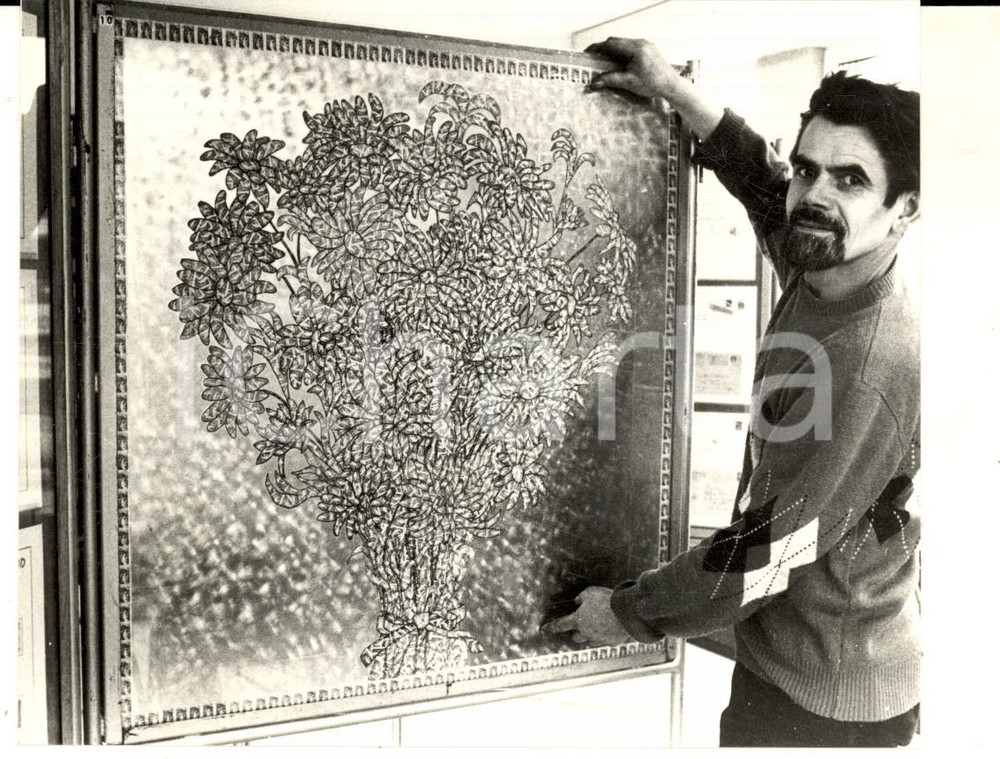 Fotografia d epoca originale 1985 RIEDISHEIM Michel KUENEMANN con un opera di 3000 francobolli Foto 14x10 1