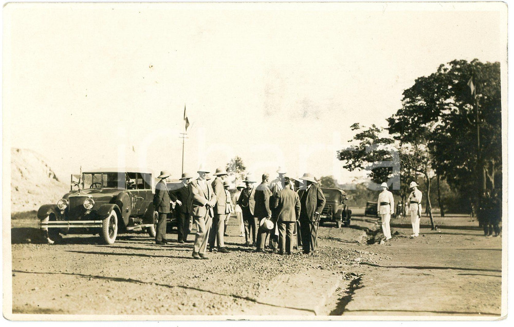 1928 CONGO BELGE - KATANGA - Visite du Roi Albert I*Photo Léopold GABRIEL Fotografia originale d'epoca, scattata durante la visita dei sovrani Alberto I ed Elisabetta del Belgio in Congo.Timbro del fotografo al verso.FOTOGRAFO: L&eacute;opold Gabriel  GOOD/buono ma residui cartacei al verso Formato: 14x9 cm originale e autentica 1