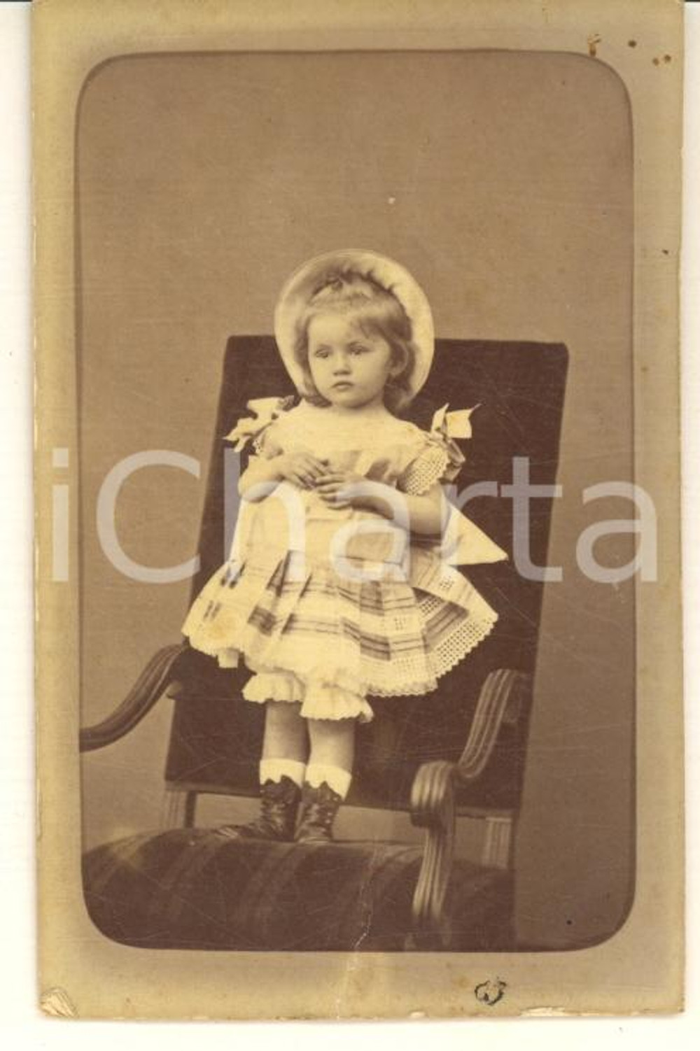 1900 ca ITALIA Ritratto di bambina sulla sedia -  Foto VINTAGE 6x9 cm Fotografia d'epoca, montata su cartoncino rigido.CONDIZIONI: F (piegatura al lato inferiore)FORMATO:  6x9 cm    originale e autentica 1