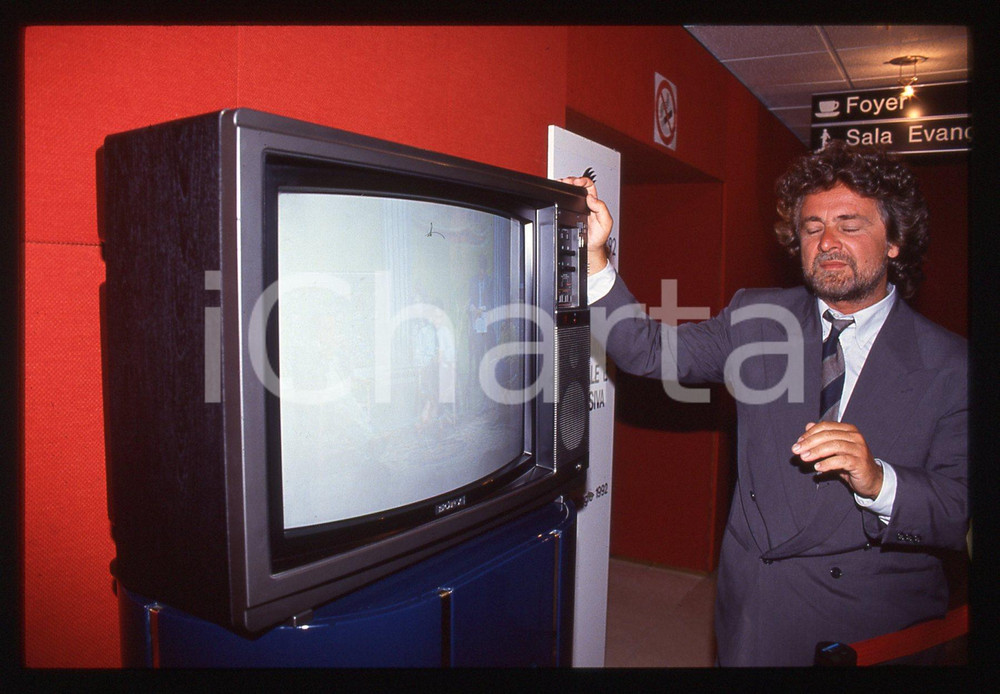 35mm vintage slide* 1992 TELEVISIONE Beppe GRILLO ritratto del comico (2)