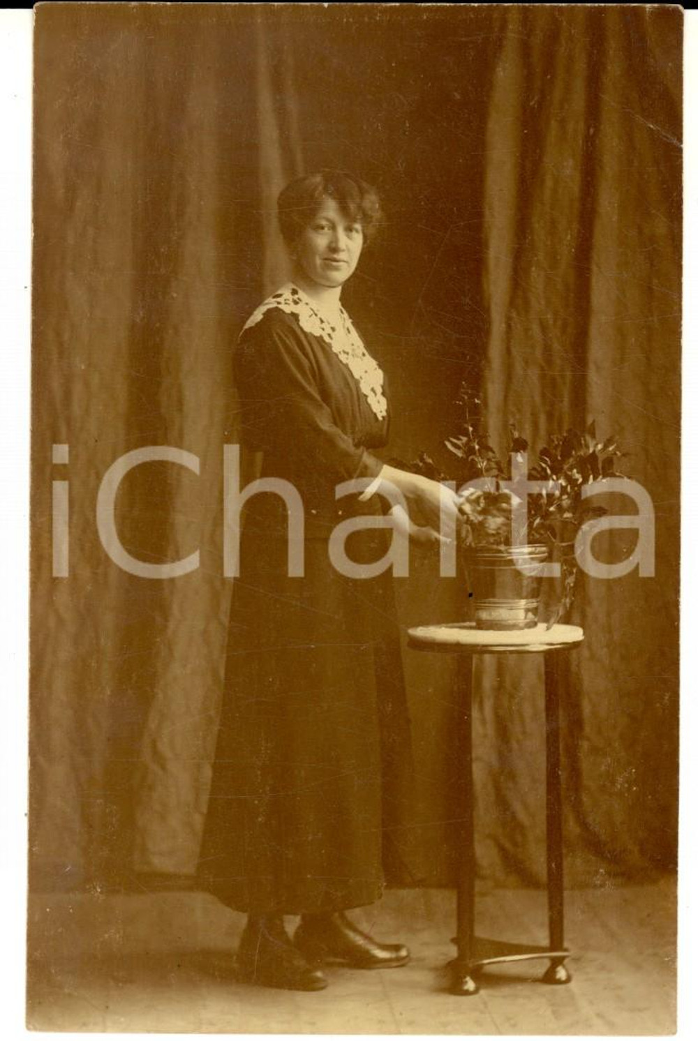 Fotografia d epoca originale 1930 ca ASSEN NL Ritratto di donna con vaso di fiori Foto cartolina E. MEIJER 1
